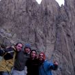 Anhelando el chuletón - Tras haber escalado el Torreón por su cara norte y una vía al pequeño Galayo, ya de bajada, una última foto. Contentos por la experiencia y anhelando ya el chuletón que nos esperaba. En la foto, de izquierda a derecha: Will, Pau, Merli y Solete.