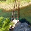 Vía frente al puente - Ali escalando la corta vía que hay nada más cruzar el puente metálico. Sirve de aproximación alternativa y para calentar y entrar en contacto con el tipo de roca.
Los primeros metros antes de chapar al primer espit son un poco expuestos.