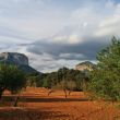 Llegando al Castell d'Allaró. - Vistas desde la carretera que sale de Alaró hacia el castillo poco antes de llegar al último desvío. La zona de escalada es el muro que se ve a la derecha. El castillo se encuentra en la cima.